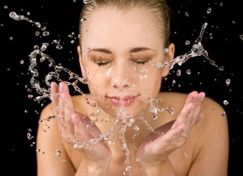 Acqua micellare, nuovo detergente struccante